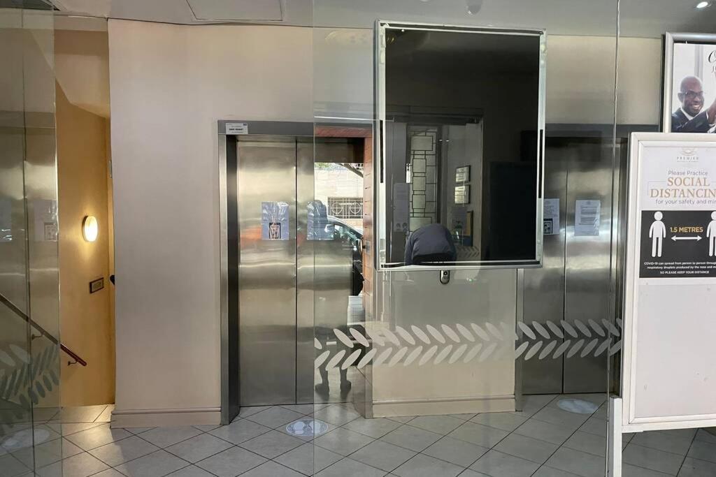 Cool & Easy Flat In The Heart Of Marshalltown Johannesburgo Exterior foto