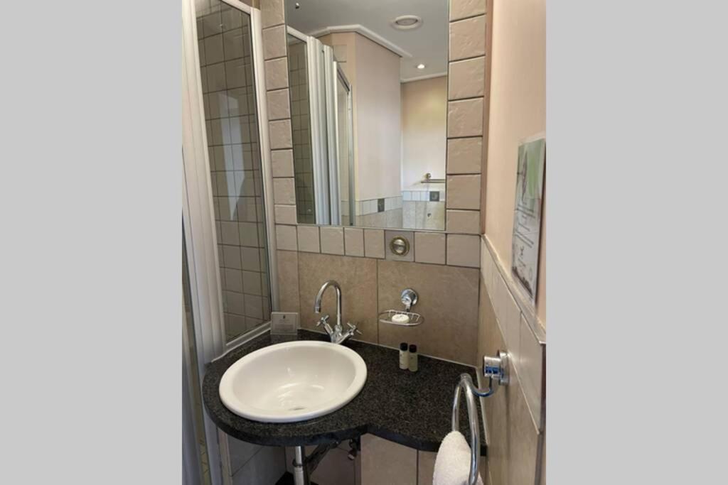 Cool & Easy Flat In The Heart Of Marshalltown Johannesburgo Exterior foto