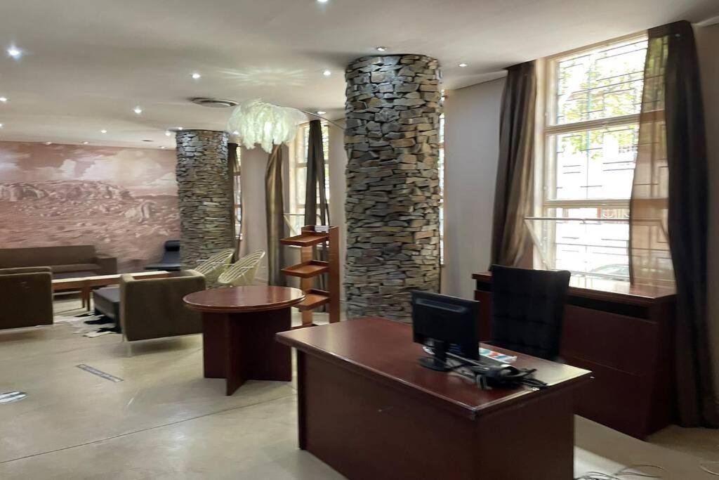 Cool & Easy Flat In The Heart Of Marshalltown Johannesburgo Exterior foto